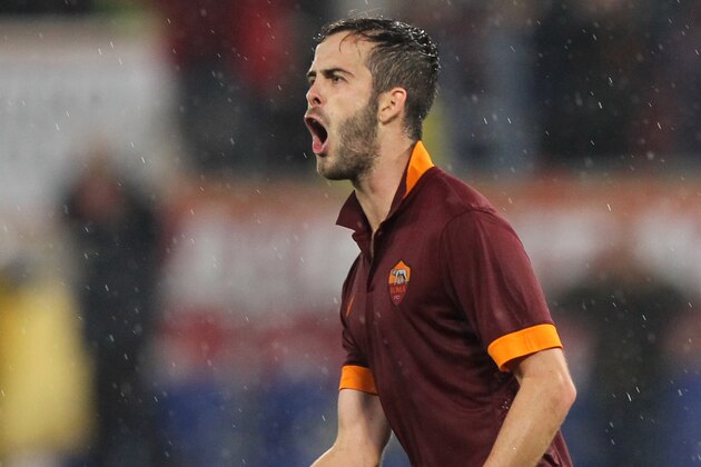 ROME, ITALY - NOVEMBER 30:  Miralem Pjanic of AS Roma celebrates after scoring the fourth team's goal during the Serie A match between AS Roma and FC Internazionale Milano at Stadio Olimpico on November 30, 2014 in Rome, Italy.  (Photo by Paolo Bruno/Getty Images)