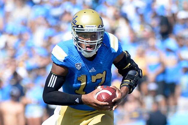 PASADENA, CA - OCTOBER 11:  Brett Hundley #17 of the UCLA Bruins carries the ball down the sidelines during a 42-30 loss to the Oregon Ducks at Rose Bowl on October 11, 2014 in Pasadena, California.  (Photo by Harry How/Getty Images)