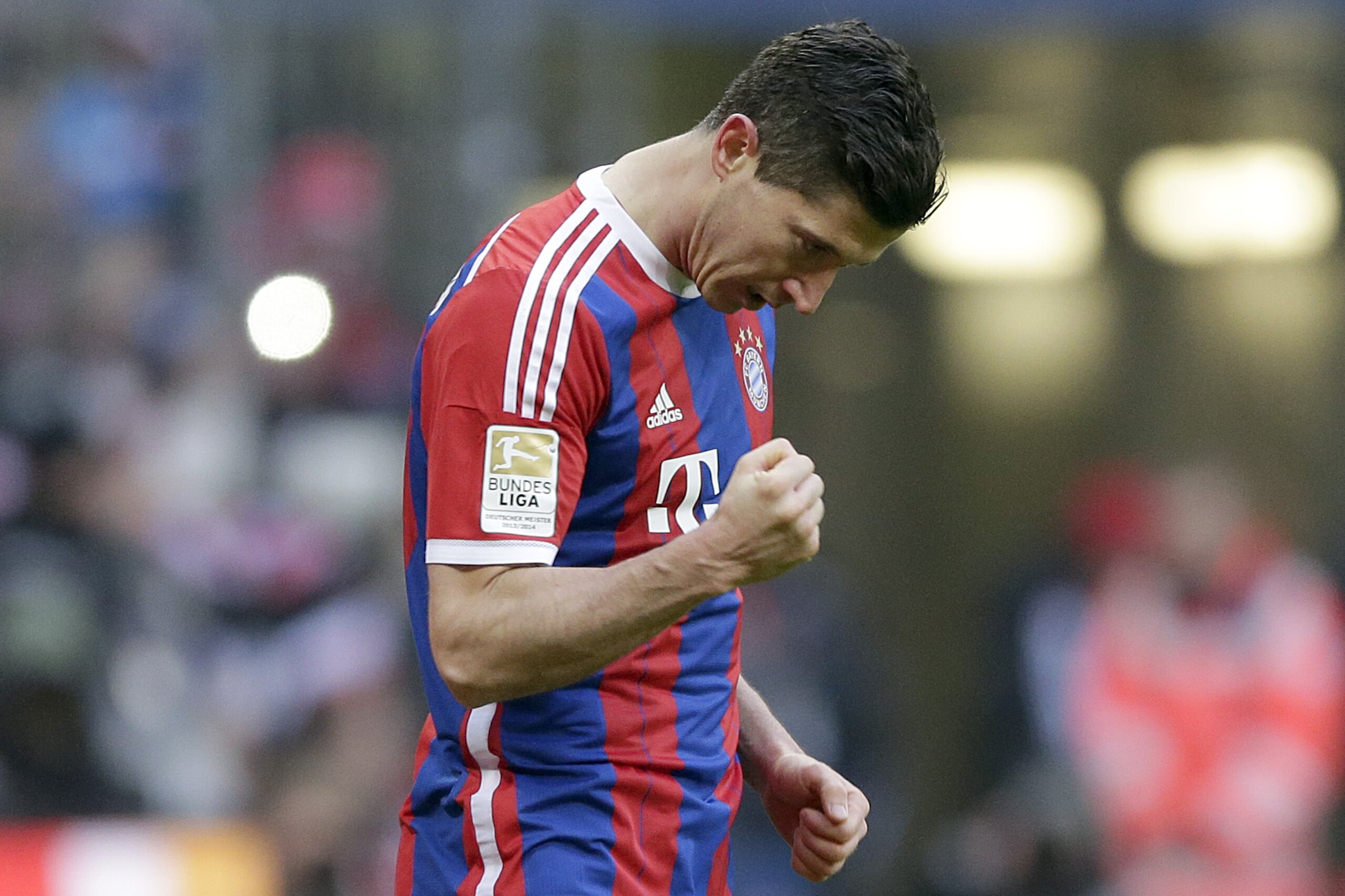 Bayern's Robert Lewandowski from Poland celebrates after scoring his side's sixth goal during the German first division Bundesliga soccer match between FC Bayern Munich and Hamburger SV in the Allianz Arena in Munich, Germany, Saturday, Feb. 14, 2015. (AP Photo/Matthias Schrader)