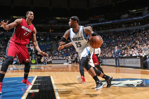 MINNEAPOLIS, MN -  FEBRUARY 4:  Mo Williams #25 of the Minnesota Timberwolves handles the ball against the Miami Heat during the game on February 4, 2015 at Target Center in Minneapolis, Minnesota. NOTE TO USER: User expressly acknowledges and agrees that, by downloading and or using this Photograph, user is consenting to the terms and conditions of the Getty Images License Agreement. Mandatory Copyright Notice: Copyright 2015 NBAE (Photo by David Sherman/NBAE via Getty Images)