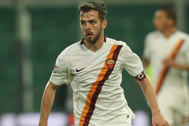 PALERMO, ITALY - JANUARY 17:  Miralem Pjanic of Roma during the Serie A match between US Citta di Palermo and AS Roma at Stadio Renzo Barbera on January 17, 2015 in Palermo, Italy.  (Photo by Maurizio Lagana/Getty Images)