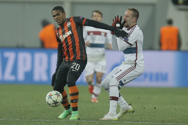 Shakhtar's Douglas Costa, left, and Bayern's Franck Ribery struggle for the ball during the Champions League round of 16 first leg soccer match between Shakhtar Donetsk and Bayern Munich on Tuesday, Feb. 17, 2015 in Lviv, Ukraine. (AP Photo/Efrem Lukatsky)