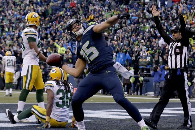 El wide receiver Jermaine Kearse (15) de los Seahawks de Seattle lanza el balón a las gradas tras anotar el touchdown de la victoria contra los Packers de Green Bay en la final de la Conferencia Nacional, el domingo 18 de enero de 2015.  (AP Foto/Jeff Chiu)