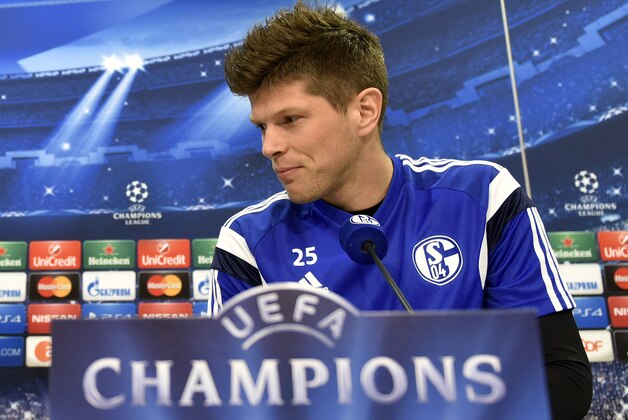 Schalke's Klaas Jan Huntelaar from the Netherlands talks to the media during a news  conference prior the Champions League round of 16  first leg soccer match between FC Schalke 04 and Real Madrid in Gelsenkirchen, Germany, Tuesday, Feb. 17, 2015. The match is scheduled for Wednesday. (AP Photo/Martin Meissner)