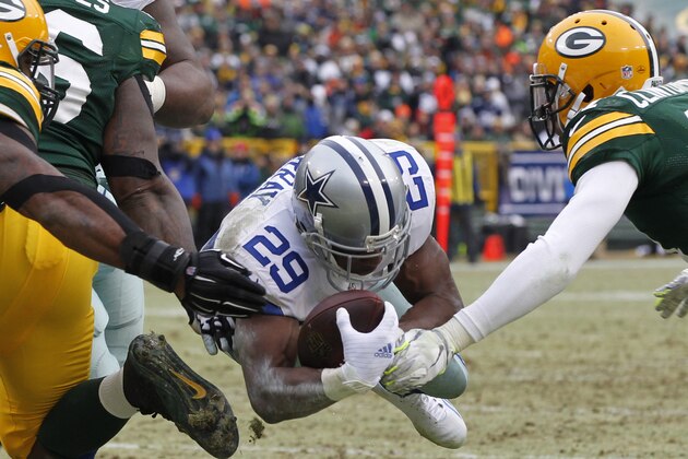 El running back DeMarco Murray (29), de los Cowboys de Dallas, se lanza en una jugada que culminó en touchdown durante la segunda mitad del partido de playoffs divisionales de la NFL frente a los Packers en Green Bay, Wisconsin, el domingo 11 de enero de 2015. Los Packers ganaron 26-21. (Foto AP/Mike Roemer)
