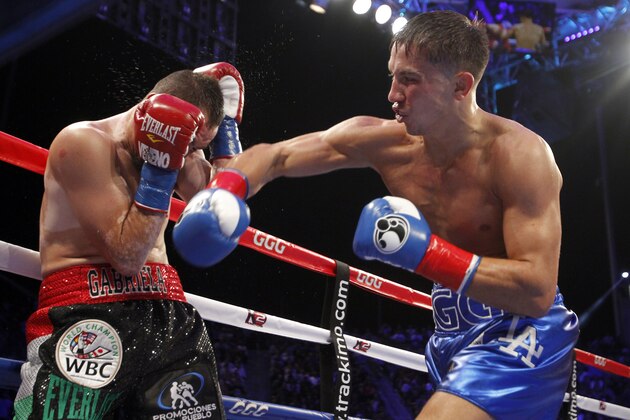 El kazajo Gennady Golovkin, a la derecha, golpea al mexicano Marco Antonio Rubio con un derechazo para ganar en el segundo asalto del combate por la corona del peso mediano, el 18 de octubre de 2014 en Carson, California, EEUU. (AP Foto/Alex Gallardo)