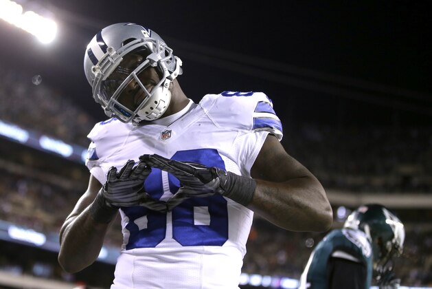 Dez Bryant, de los Cowboys de Dallas, festeja luego de anotar frente a los Eagles de Filadelfia en el partido del domingo 14 de diciembre de 2014 (AP Foto/Matt Rourke)