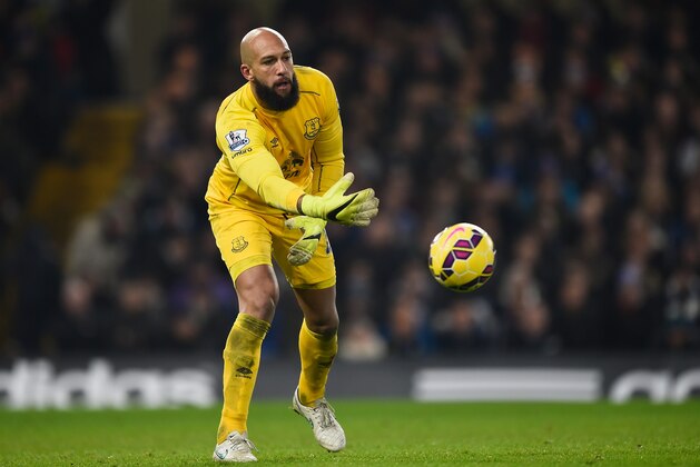 LONDON, ENGLAND - FEBRUARY 11:  Tim Howard of Everton in action during the Barclays Premier League match between Chelsea and Everton at Stamford Bridge on February 11, 2015 in London, England.  (Photo by Mike Hewitt/Getty Images)