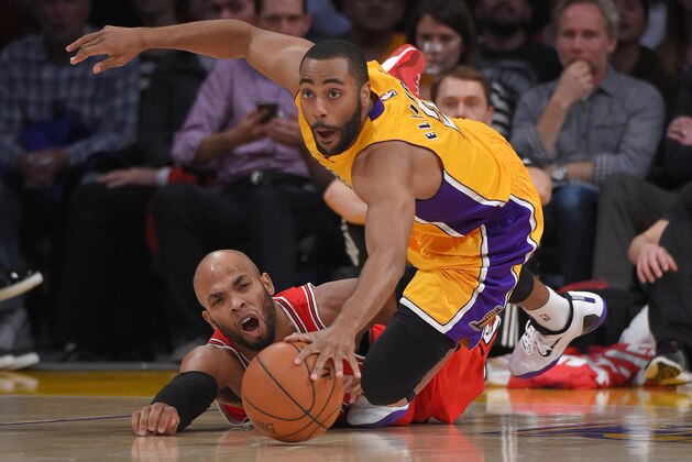 Los Angeles Lakers guard Wayne Ellington, right, scrambles for the ball with Chicago Bulls forward Taj Gibson during the second half of an NBA basketball game, Thursday, Jan. 29, 2015, in Los Angeles. The Lakers won 123-118. (AP Photo/Mark J. Terrill)