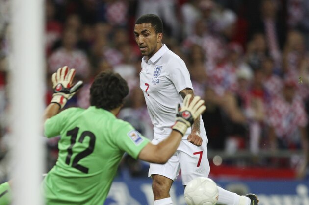 England's Aaron Lennon, right, fails to score past Croatia goalkeeper Vedran Runje during the World Cup Group 6 qualifying soccer match between England and Croatia at Wembley Stadium in London, Wednesday Sept. 9, 2009. (AP Photo/Tom Hevezi)