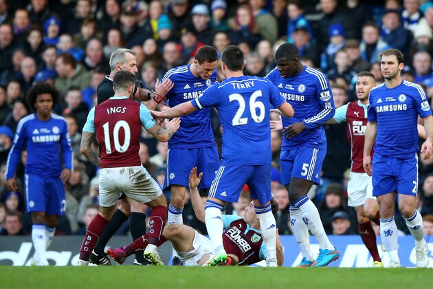 LONDON, ENGLAND - FEBRUARY 21:  Referee Martin Atkinson shows the red card to Nemanja Matic of Chelsea for his reaction to the tackle by Ashley Barnes of Burnley during the Barclays Premier League match between Chelsea and Burnley at Stamford Bridge on February 21, 2015 in London, England.  (Photo by Paul Gilham/Getty Images)