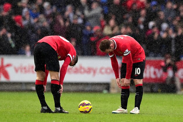 SWANSEA, WALES - FEBRUARY 21:  Robin Van Persie (l) and Wayne Rooney of Manchester United react after the second Swansea goal during the Barclays Premier League match between Swansea City and Manchester United at Liberty Stadium on February 21, 2015 in Swansea, Wales.  (Photo by Stu Forster/Getty Images)