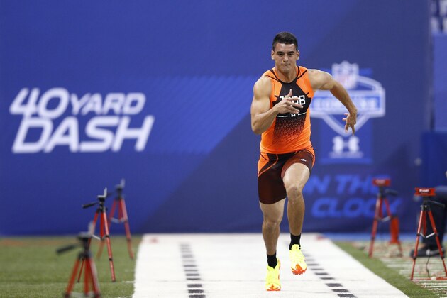 INDIANAPOLIS, IN - FEBRUARY 21: Quarterback Marcus Mariota of Oregon runs the 40-yard dash during the 2015 NFL Scouting Combine at Lucas Oil Stadium on February 21, 2015 in Indianapolis, Indiana. (Photo by Joe Robbins/Getty Images)