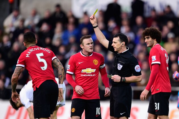 SWANSEA, WALES - FEBRUARY 21:  Manchester United player Wayne Rooney confronts referee Neil Swarbrick during the Barclays Premier League match between Swansea City and Manchester United at Liberty Stadium on February 21, 2015 in Swansea, Wales.  (Photo by Stu Forster/Getty Images)