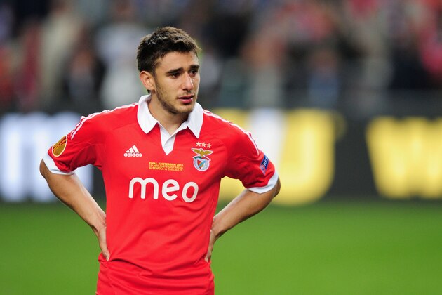 AMSTERDAM, NETHERLANDS - MAY 15: A dejected Eduardo Salvio of Benfica looks on during the UEFA Europa League Final between SL Benfica and Chelsea FC at Amsterdam Arena on May 15, 2013 in Amsterdam, Netherlands.  (Photo by Jamie McDonald/Getty Images)