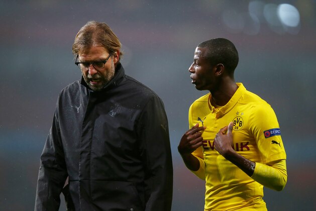 LONDON, ENGLAND - NOVEMBER 26:  Jurgen Klopp the Borussia Dortmund manager speaks with Adrian Ramos of Borussia Dortmund during the UEFA Champions League Group D match between Arsenal and Borussia Dortmund at the Emirates Stadium on November 26, 2014 in London, United Kingdom.  (Photo by Clive Rose/Getty Images)