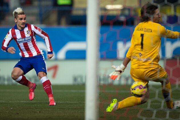 MADRID, SPAIN - FEBRUARY 21:  Antoine Griezmann of Atletico de Madrid scores their third goal during the La Liga match between Club Atletico de Madrid and UD Almeria at Vicente Calderon Stadium on February 21, 2015 in Madrid, Spain.  (Photo by Gonzalo Arroyo Moreno/Getty Images)