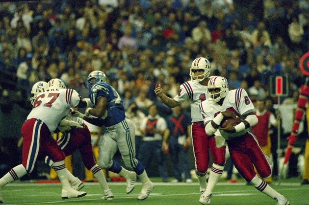 New England Patriots' Irving Fryar (80) takes the ball from Steve Grogan and moves around Seattle Seahawks' end to score in the second quarter of the game in Seattle, Nov. 17, 1985.  (AP Photo/Barry Sweet)