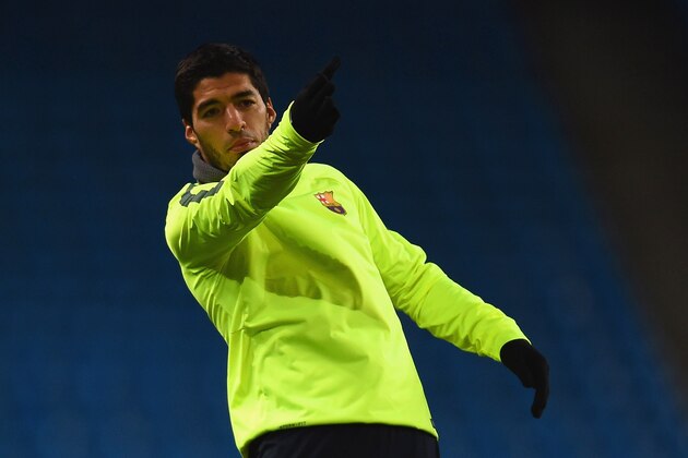 MANCHESTER, ENGLAND - FEBRUARY 23:  Luis Suarez of Barcelona points during a Barcelona training session ahead of the UEFA Champions League round of 16 first leg match against Manchester City at Etihad Stadium on February 23, 2015 in Manchester, United Kingdom.  (Photo by Laurence Griffiths/Getty Images)