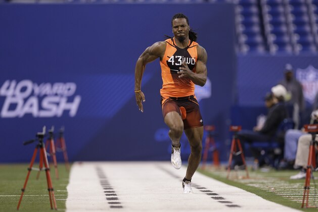 West Virginia wide receiver Kevin White runs the 40-yard dash at the NFL football scouting combine in Indianapolis, Saturday, Feb. 21, 2015. (AP Photo/David J. Phillip)