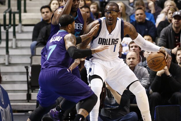 Dallas Mavericks center Amar'e Stoudemire (1) looks to drive the ball around Charlotte Hornets guard Mo Williams (7) and center Al Jefferson, middle, during the first half an NBA basketball game, Sunday, Feb. 22, 2015, in Dallas. The Mavericks won 92-81. (AP Photo/Jim Cowsert)
