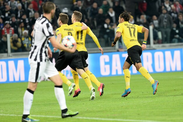 Borussia Dortmund Marco Reus, center, celebrates with is teammates after scoring during the Champions League round of 16 first leg soccer match between Juventus and Borussia Dortmund at the Juventus Stadium, in Turin, Italy, Tuesday, Feb. 24, 2015. (AP Photo/ Massimo Pinca)