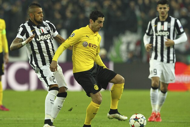 TURIN, ITALY - FEBRUARY 24:  Henrikh Mkhitaryan (R) of Borussia Dortmund competes for the ball with Arturo Vidal (L) of Juventus FC during the UEFA Champions League Round of 16 match between Juventus and Borussia Dortmund at Juventus Arena on February 24, 2015 in Turin, Italy.  (Photo by Marco Luzzani/Getty Images)