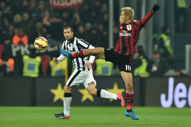 TURIN, ITALY - FEBRUARY 07:  Keisuke Honda of AC Milan controls the ball during the Serie A match between Juventus FC and AC Milan at Juventus Arena on February 7, 2015 in Turin, Italy.  (Photo by Valerio Pennicino/Getty Images)