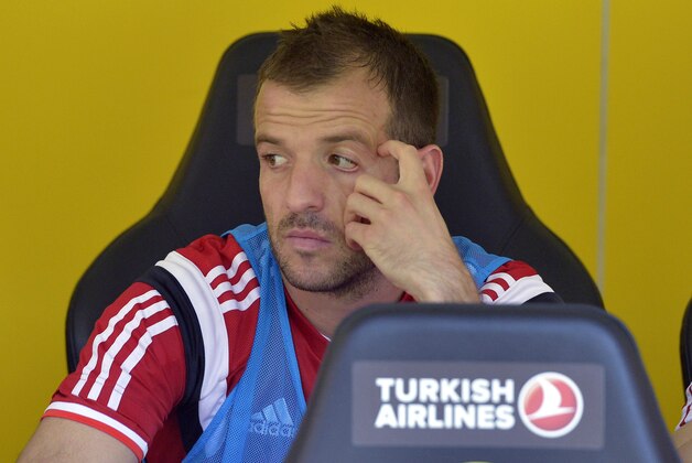 Hamburg's Rafael Van Der Vaart from the Netherlands sits on the substitutes bench during the German Bundesliga soccer match between Borussia Dortmund and Hamburger SV in Dortmund, Germany, Saturday, Oct. 4, 2014. Dortmund was defeated by Hamburg with 1-0. (AP Photo/Martin Meissner)