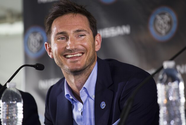 El inglés Frank Lampard sonríe durante su presentación como nuevo integrante del equipo de expansión de la MLS New York City FC, el jueves 24 de julio de 2014, en Nueva York. (Foto AP/Craig Ruttle)