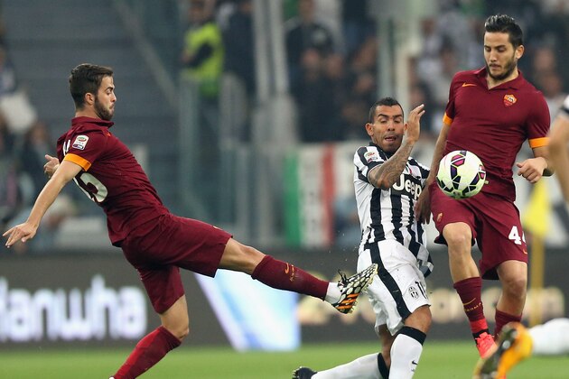 TURIN, ITALY - OCTOBER 05:  Carlos Tevez (C) of Juventus competes for the ball with Miralem Pjanic (L) and Kostaninos Manolas during the Serie A match between Juventus FC and AS Roma at Juventus Arena on October 5, 2014 in Turin, Italy.  (Photo by Maurizio Lagana/Getty Images)