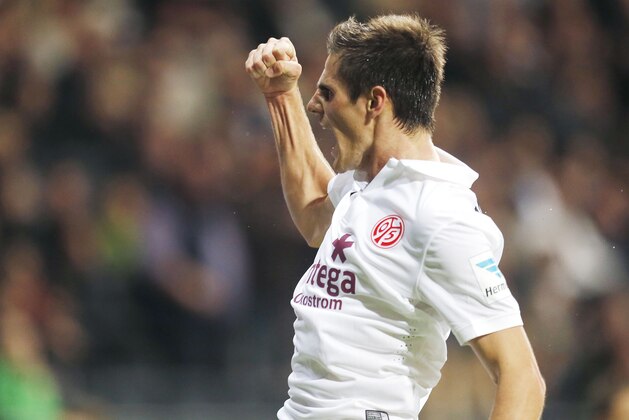 Mainz’s Jonas Hofmann celebrates his side's opening goal during a first division Bundesliga soccer match between Eintracht Frankfurt and FSV Mainz 05 in Frankfurt, Germany, Tuesday, Sept. 23, 2014. (AP Photo/Michael Probst)