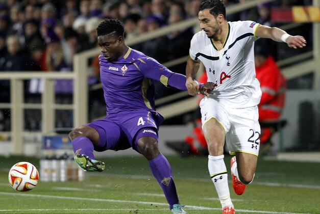 Fiorentina's Micah Richards, left, is challenged by Tottenham's Nacer Chadli during a Uefa Europa League, round of 32 second leg soccer match between Fiorentina and Tottenham at the Artemio Franchi stadium in Florence, Italy, Thursday, Feb. 26, 2015. (AP Photo/Fabrizio Giovannozzi)