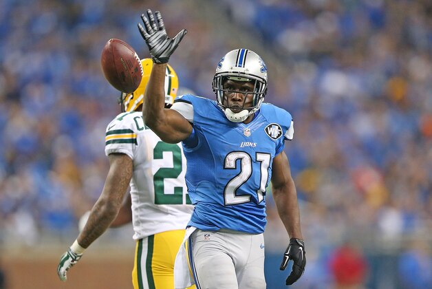 DETROIT, MI - SEPTEMBER 21:  Reggie Bush #21 of the Detroit Lions  reacts to a first down during the fourth quarter of the game against the Green Bay Packers at Ford Field on September 21, 2014 in Detroit, Michigan. The Lions defeated the Packers 19-7.  (Photo by Leon Halip/Getty Images)