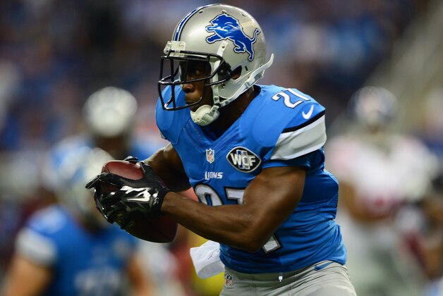 Sep 8, 2014; Detroit, MI, USA; Detroit Lions running back Reggie Bush (21) runs the ball during the first quarter against the New York Giants at Ford Field. Mandatory Credit: Andrew Weber-USA TODAY Sports