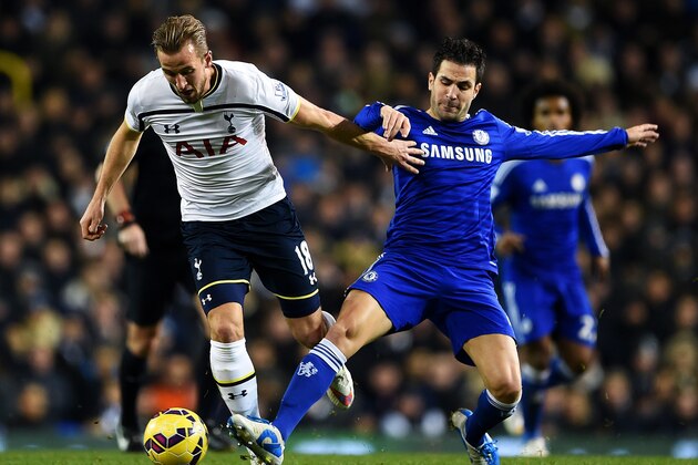 LONDON, ENGLAND - JANUARY 01:  Harry Kane of Spurs battles for the ball with Cesc Fabregas of Chelsea during the Barclays Premier League match between Tottenham Hotspur and Chelsea at White Hart Lane on January 1, 2015 in London, England.  (Photo by Michael Regan/Getty Images)