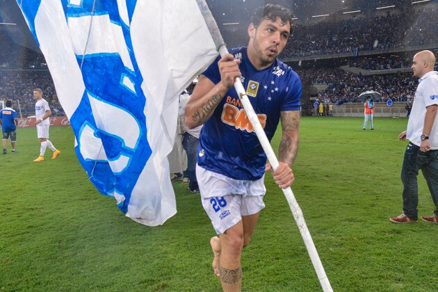 BELO HORIZONTE, BRAZIL - NOVEMBER 23: Ricardo Goulart #28 of Cruzeiro celebrates after the game against Goias during a match between Cruzeiro and Goias as part of Brasileirao Series A 2014 at Mineirao stadium on November 23, 2014 in Belo Horizonte, Brazil. (Photo by Pedro Vilela/Getty Images)