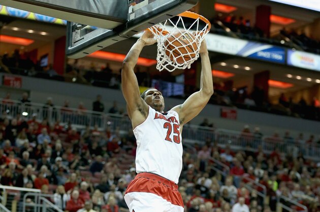 LOUISVILLE, KY - DECEMBER 23:  Wayne Blackshear #25 of the Louisville Cardinals dunks the ball during the game against the Cal State Northridge Matadors at KFC YUM! Center on December 23, 2014 in Louisville, Kentucky.  (Photo by Andy Lyons/Getty Images)