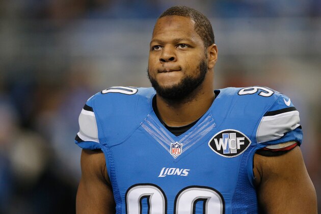 DETROIT, MI - NOVEMBER 27: Ndamukong Suh #90 of the Detroit Lions prior to the start of the game against the Chicago Bears at Ford Field on November 27, 2014 in Detroit, Michigan. (Photo by Gregory Shamus/Getty Images)