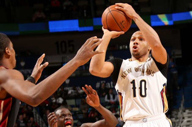 NEW ORLEANS, LA - FEBRUARY 27: Eric Gordon #10 of the New Orleans Pelicans shoots against the Miami Heat during the game against the Miami Heat on February 27, 2015 at Smoothie King Center in New Orleans, Louisiana. NOTE TO USER: User expressly acknowledges and agrees that, by downloading and/or using this photograph, User is consenting to the terms and conditions of the Getty Images License Agreement. Mandatory Copyright Notice: Copyright 2015 NBAE (Photo by Layne Murdoch/NBAE via Getty Images)