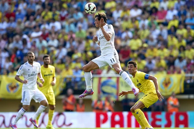 VILLARREAL, SPAIN - SEPTEMBER 27:  Gareth Bale (C) of Real Madrid in action during the La Liga match between Villarreal CF and Real Madrid at El Madrigal on September 27, 2014 in Villarreal, Spain.  (Photo by Manuel Queimadelos Alonso/Getty Images)