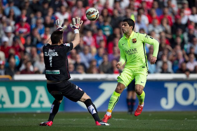 GRANADA, SPAIN - FEBRUARY 28: Luis Suarez (R) of FC Barcelona competes for the ball with goalkeeper Oier Olazabal of Granada CF during the La Liga match between Granada CF and FC Barcelona at Nuevo Estadio de los Carmenes on February 28, 2015 in Granada, Spain.  (Photo by Gonzalo Arroyo Moreno/Getty Images)