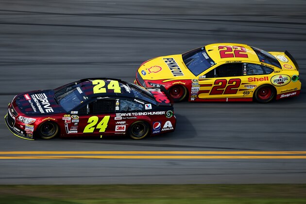 DAYTONA BEACH, FL - FEBRUARY 22:  Jeff Gordon, driver of the #24 Drive To End Hunger Chevrolet, leads Joey Logano, driver of the #22 Shell Pennzoil Ford, during the NASCAR Sprint Cup Series 57th Annual Daytona 500 at Daytona International Speedway on February 22, 2015 in Daytona Beach, Florida.  (Photo by Patrick Smith/Getty Images)