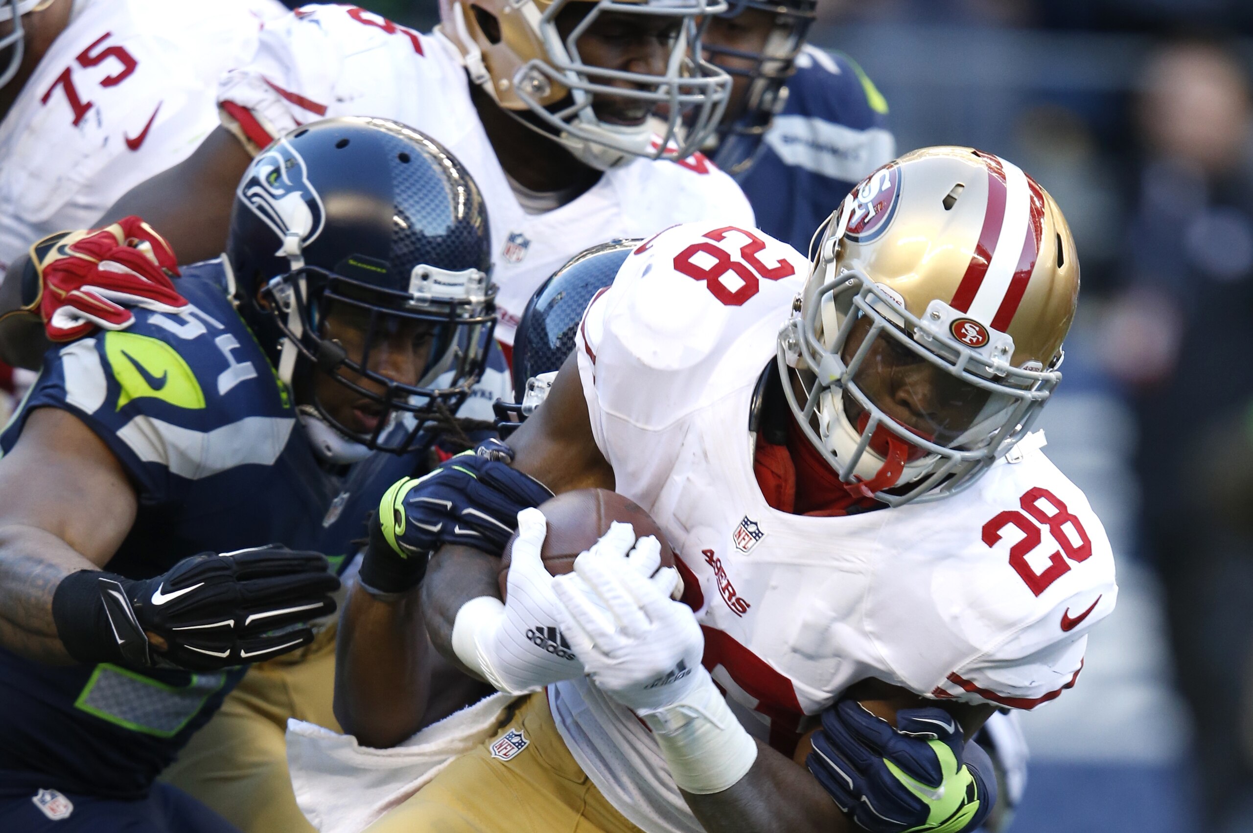 San Francisco 49ers Running Back Carlos Hyde #28  in action in the third quarter in the game against the Seattle Seahawks at CenturyLink Field during an NFL game in Seattle on Sunday, Dec. 14, 2014. (AP Photo/David Seelig)