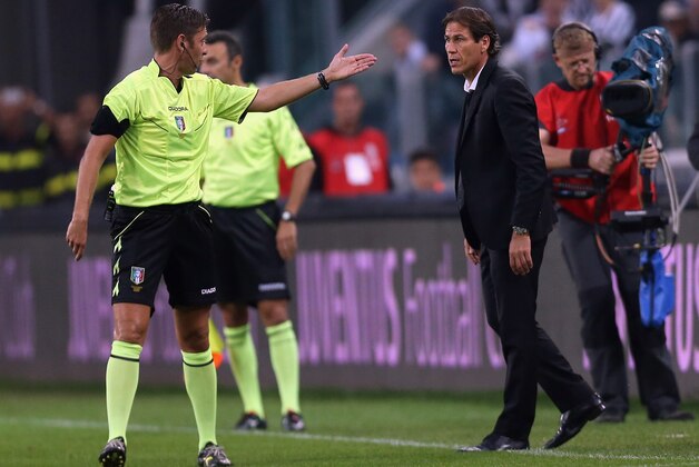 TURIN, ITALY - OCTOBER 05:  Referee Gianluca Rocchi gestures to the Roma coach Rudi Garcia during the Serie A match between Juventus FC and AS Roma at Juventus Arena on October 5, 2014 in Turin, Italy.  (Photo by Maurizio Lagana/Getty Images)