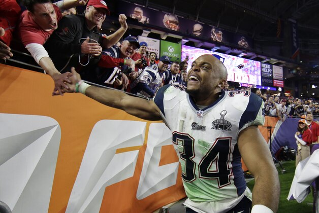 New England Patriots running back Shane Vereen (34) celebrates with fans after the NFL Super Bowl XLIX football game against the Seattle Seahawks Sunday, Feb. 1, 2015, in Glendale, Ariz.  The Patriots won the game 28-24. (AP Photo/Matt Slocum)