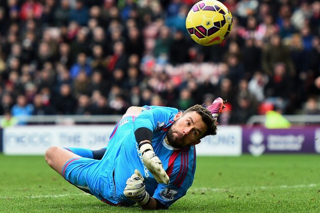 SUNDERLAND, ENGLAND - FEBRUARY 21:  Goalkeepr Ben Foster of West Brom makes a save during the Barclays Premier League match between Sunderland and West Bromwich Albion at Stadium of Light on February 21, 2015 in Sunderland, England.  (Photo by Laurence Griffiths/Getty Images)
