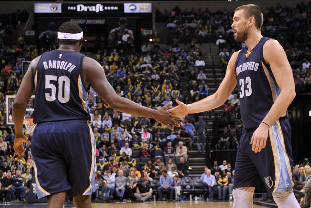 Zach Randolph, y su compañero de los Grizzlies de Memphis, el español Marc Gasol, intercambian una palmada en la segunda mitad del encuentro del domingo 23 de noviembre de 2014, frente a los Clippers de Los Ángeles (AP Foto/Brandon Dill)