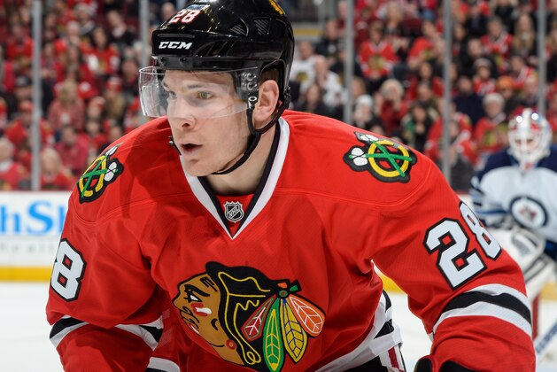 CHICAGO, IL - JANUARY 16:  Ben Smith #28 of the Chicago Blackhawks watches for the puck during the NHL game against the Winnipeg Jets at the United Center on January 16, 2015 in Chicago, Illinois.  (Photo by Bill Smith/NHLI via Getty Images)