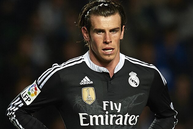 ELCHE, SPAIN - FEBRUARY 22:  Gareth Bale of Real Madrid looks on during the La Liga match between Elche FC and Real Madrid at Estadio Manuel Martinez Valero on February 22, 2015 in Elche, Spain.  (Photo by Manuel Queimadelos Alonso/Getty Images)
